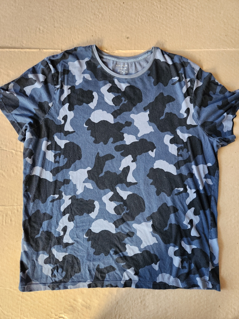Banana Republic Men's Blue and Black Camo Short-Sleeve Tee